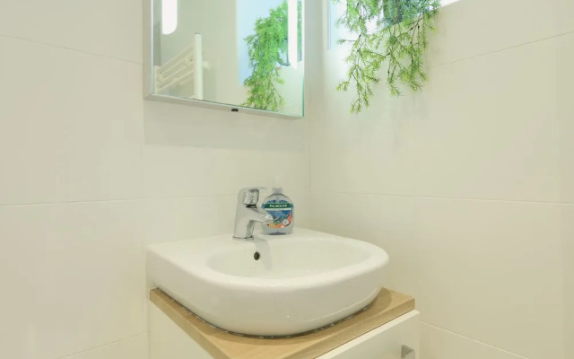 4 Thornlea Mews