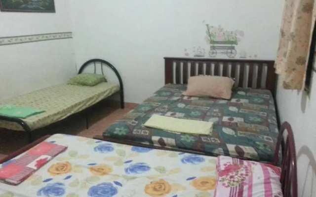 Homestay Aircond Pantai Timur Chalet Guest House Kak Mah