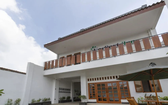 Forrest Inn by OYO Rooms