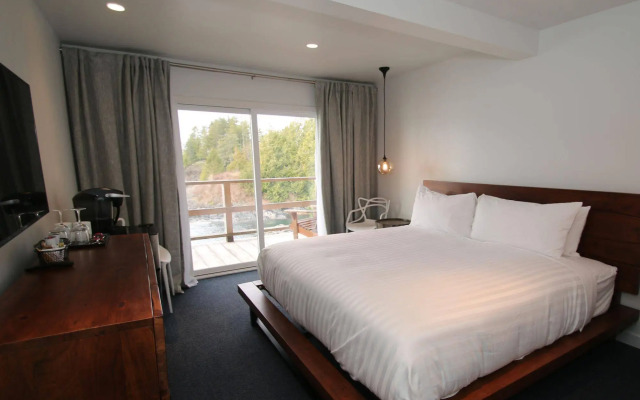 Duffin Cove Oceanfront Lodging