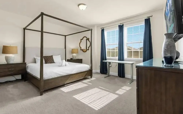 350-8-pc-open Floor Plan With Private Pool