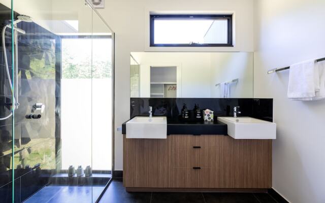 Balcony to Bogong - modern house ten minute stroll to town