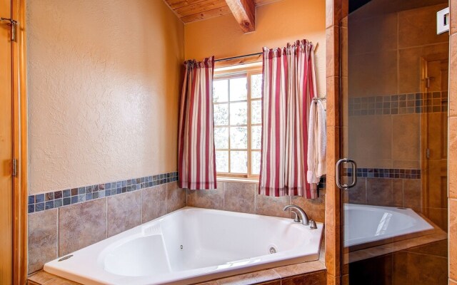 Snowshoe  4 Bedroom Home by RedAwning