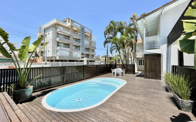 022 - Lindo Residencial com Piscina e Jacuzzi em Bombas