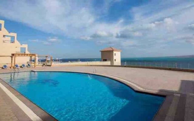 Lovely 2 bedroom condo with beach access & pool!
