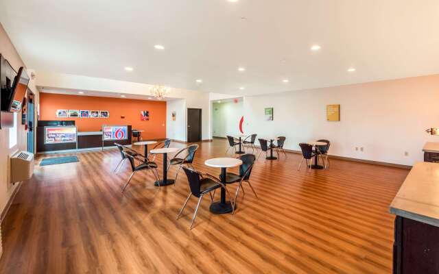 Motel 6 Jourdanton, TX