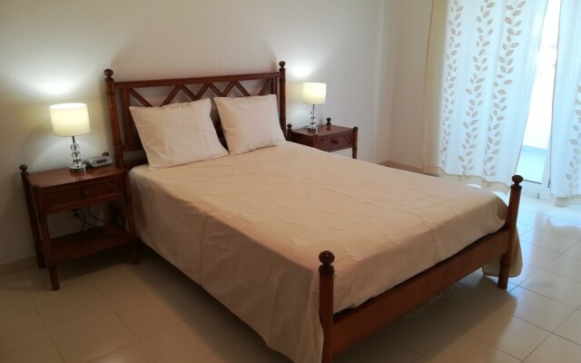 Apartamento Praia de Porches,izibookings