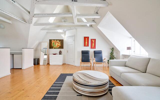 ★Bright Apartment · Next  to Tivoli · Heart of CPH★