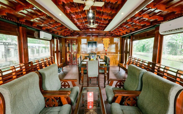 OYO 13525 HouseBoat My Trip Deluxe 3 BHK Private