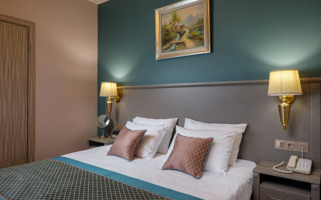 Mini-Hotel Biography