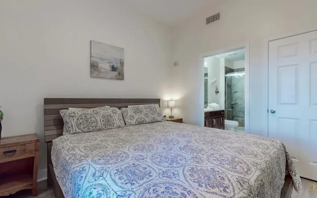 Laketown Wharf 2135