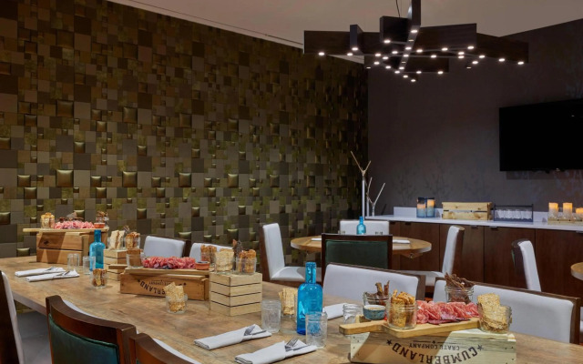 Calgary Airport Marriott In-Terminal Hotel