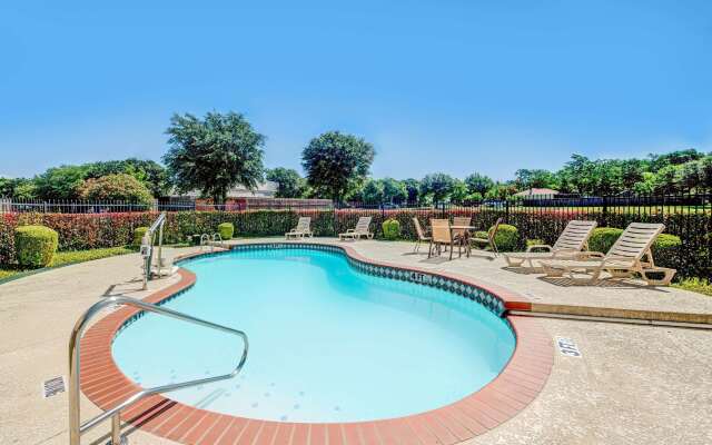 Super 8 by Wyndham McKinney/Plano Area