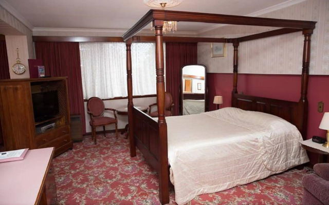 Motel Mayfair on Cavell