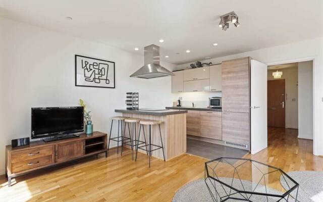 Chic 1 BDR W/balcony in Greenwich, 7mins to st