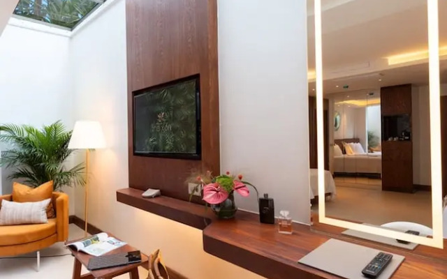 The Xon Hotel