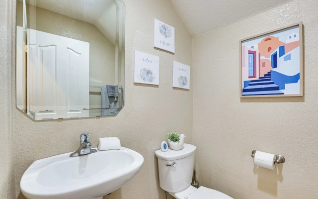 Family-friendly Phoenix Home: 5 Mi to Westgate!