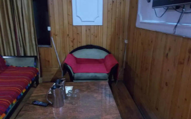 Mall road Stay with In-house restaurant