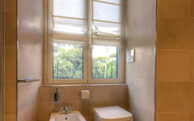 Spanish Steps Hills Apartment