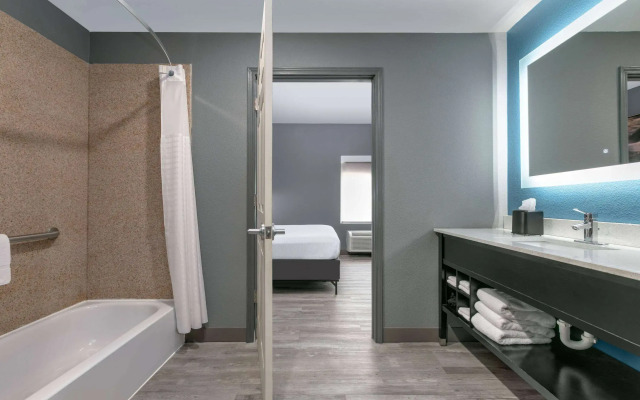 La Quinta Inn & Suites by Wyndham Decatur