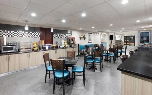 Days Inn & Suites by Wyndham Sam Houston Tollway