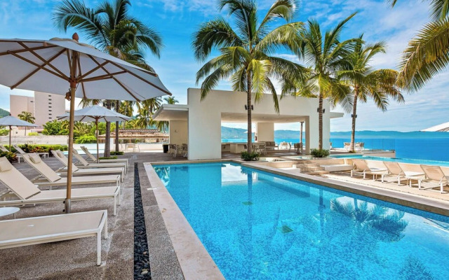 Stylish Beachfront 2BR - Balcony & Pools