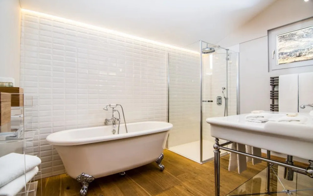 Waldhotel Fletschhorn - Panoramic Retreat in Saas Fee