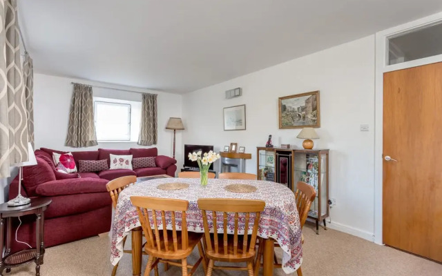 400 Dean Village Apartment