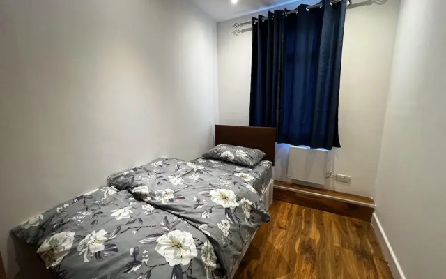 Lovely 6-bed House in Windsor
