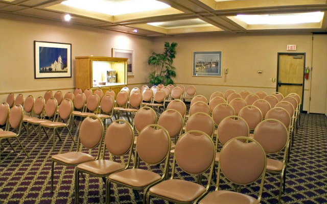 Super 8 by Wyndham Oceanside Marty's Valley Inn