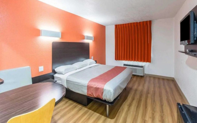 Motel 6 Hutchins