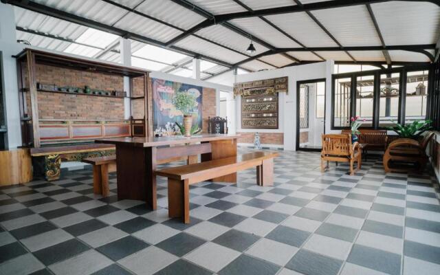 Urbanview Hotel Omah Anin Batu