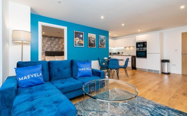 MAEVELA Apartments - Luxury Broad St Apartment - 2 Bed, 2 Bath - City Centre/Cube/Mailbox - WITH UNDERGROUND PARKING ✓- L Shape Sofa, Large 50 inch Smart TV with FREE NETFLIX & WIFI