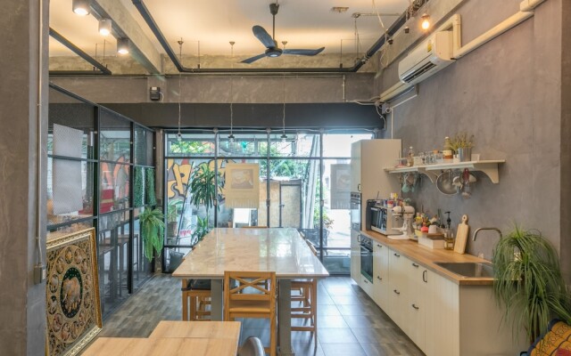 M Gray Hostel & Cafe