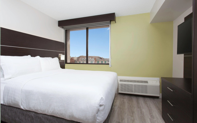 Holiday Inn Express & Suites Mississauga-Toronto Southwest by IHG