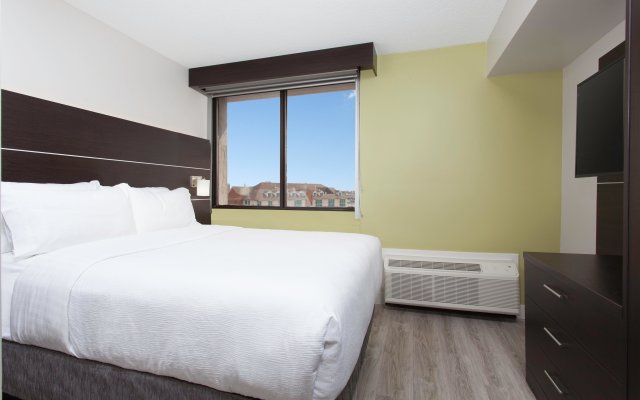 Holiday Inn Express & Suites Mississauga-Toronto Southwest, an IHG Hotel