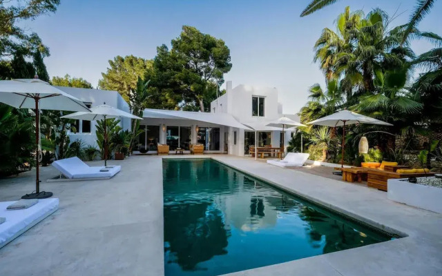 Lavish Villa Near Cala Llonga