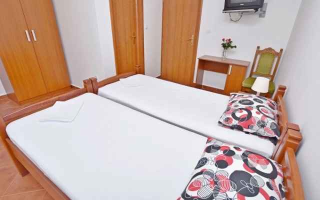 Apartments and Rooms Iva