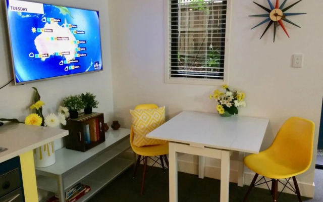 Comfortable Studio Apartment In Leafy New Farm