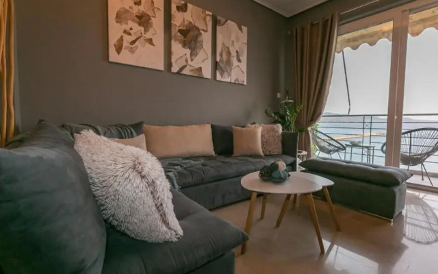 Seafront Kalamata Haven - Blue Luxury Suite