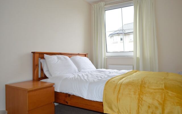 Bright 2 Bedroom Apartment With Parking in Edinburgh