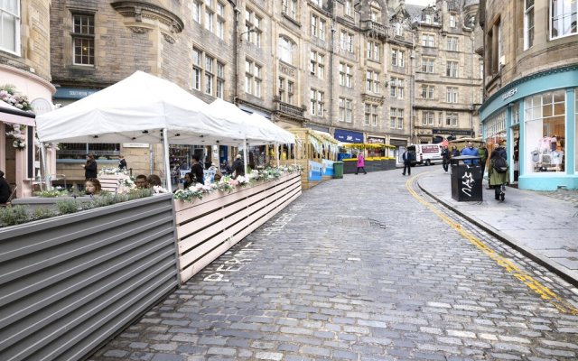 Iconic Cockburn Street 4 Bedroom Apartment: Heart of Old Town