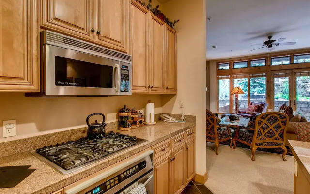 Luxury 3br Ski In-out /firepit, Pool, Sauna 3 Bedroom Condo by RedAwning