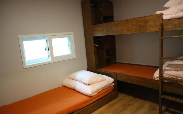 Zzzip Guest House - Hostel