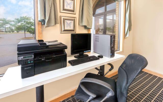 Days Inn & Suites by Wyndham Kalamazoo