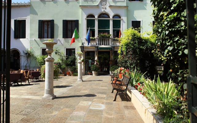 Pensione Accademia - Villa Maravege