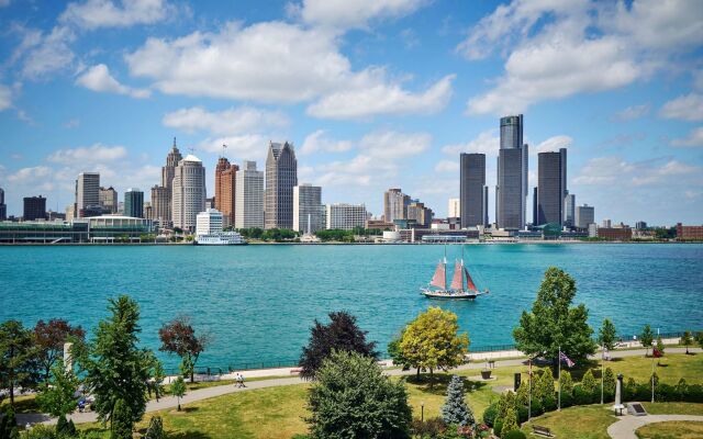 DoubleTree by Hilton Windsor Hotel & Suites