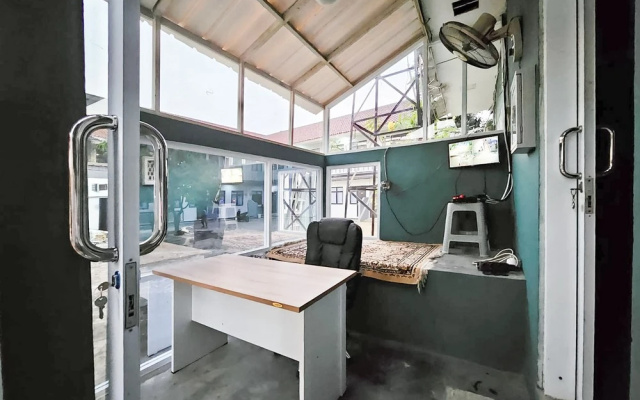 RedDoorz near Maulana Yusuf Stadium Serang – Guest Rooms – Serang