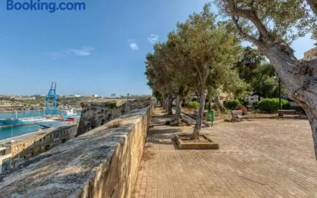 Floriana Suite-hosted by Sweetstay