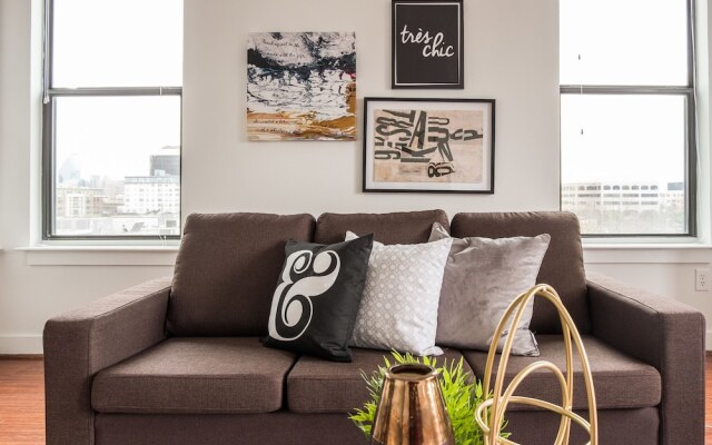 1 BR Uptown Apt close to shopping by Frontdesk